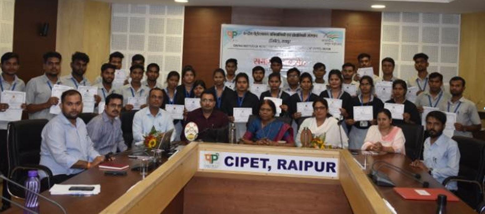 सिपेट रायपुर युवाओं को दे रहा है मशीन ऑपरेटर, असिस्टेंट-प्लास्टिक प्रोसेसिंग का प्रशिक्षण