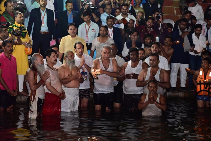मुख्यमंत्री श्री भूपेश बघेल ने खारून नदी के महादेव घाट में किया कार्तिक पूर्णिमा स्नान
