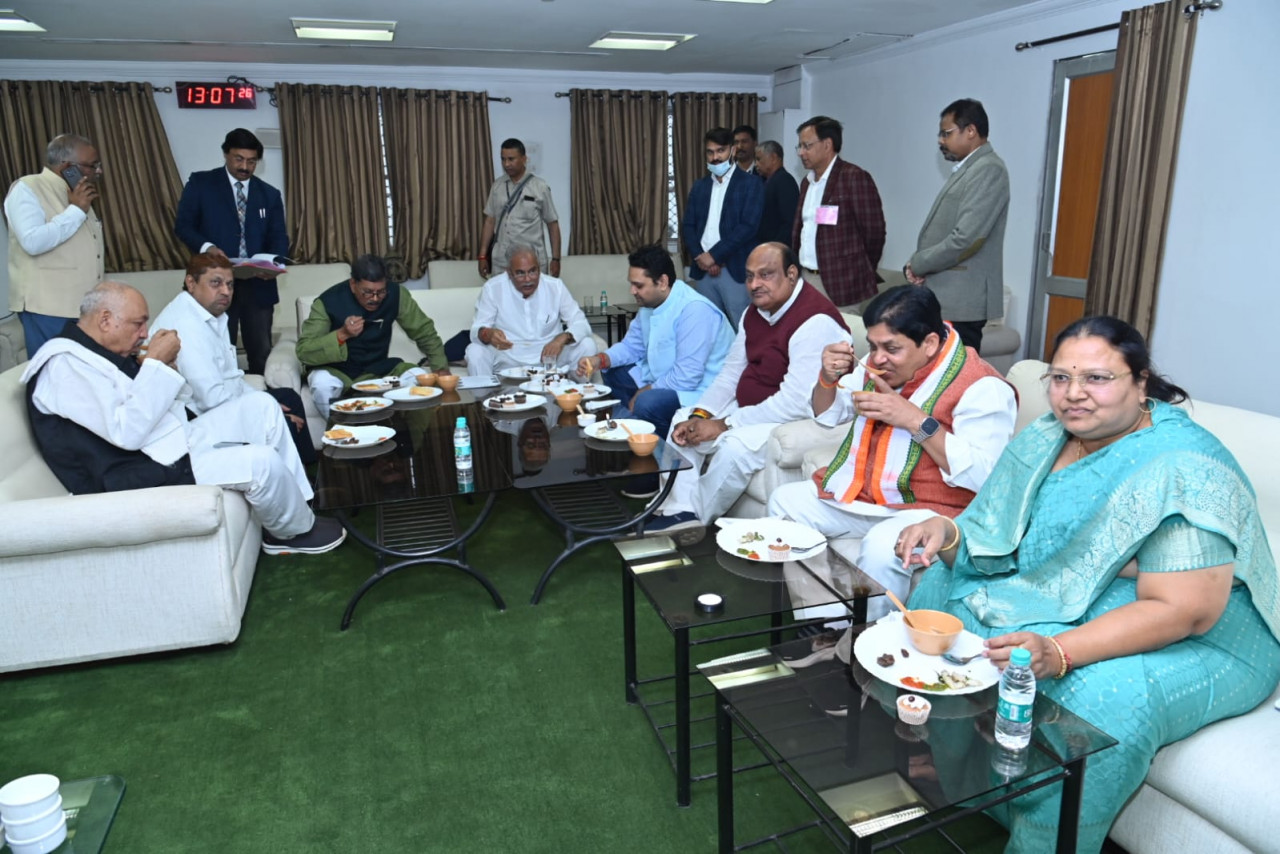 मुख्यमंत्री श्री भूपेश बघेल ने मिलेट्स से बने व्यंजनों को बढ़ावा देने विधायकों को कराया लंच