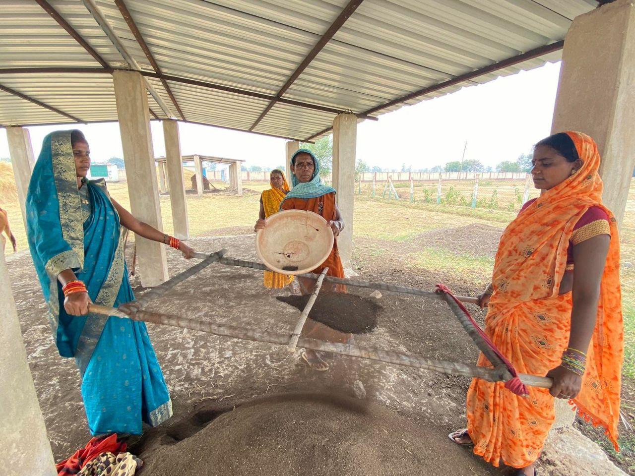 रायपुर में गौठान में संचालित आयमूलक गतिविधियों से महिलाएं हो रही हैं आत्मनिर्भर