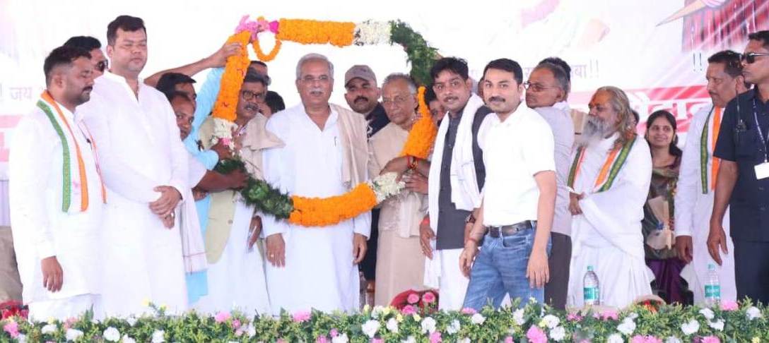 मुख्यमंत्री श्री भूपेश बघेल ने आज जांजगीर-चांपा जिले के ग्राम बिर्रा में आयोजित जिला साहू संघ के शपथ ग्रहण एवं सम्मान समारोह में अनेक घोषणाएं की