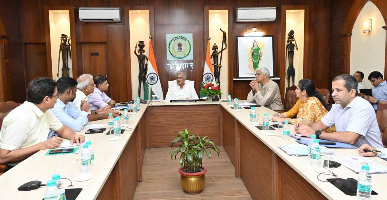 मुख्यमंत्री श्री भूपेश बघेल अपने निवास कार्यालय में आयोजित बैठक में कंजेक्टिवाइटिस की रोकथाम के उपायों की समीक्षा की