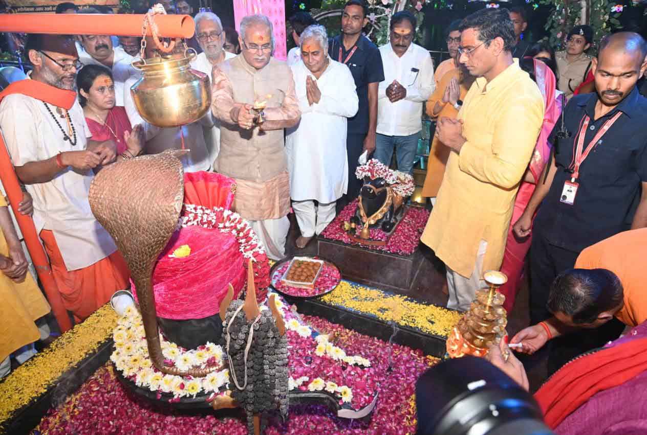 मुख्यमंत्री श्री बघेल सावन सोमवार पर महारुद्राभिषेक में हुए शामिल, भगवान शिव की पूजा-अर्चना कर प्रदेशवासियों की सुख-समृद्धि और खुशहाली की कामना की