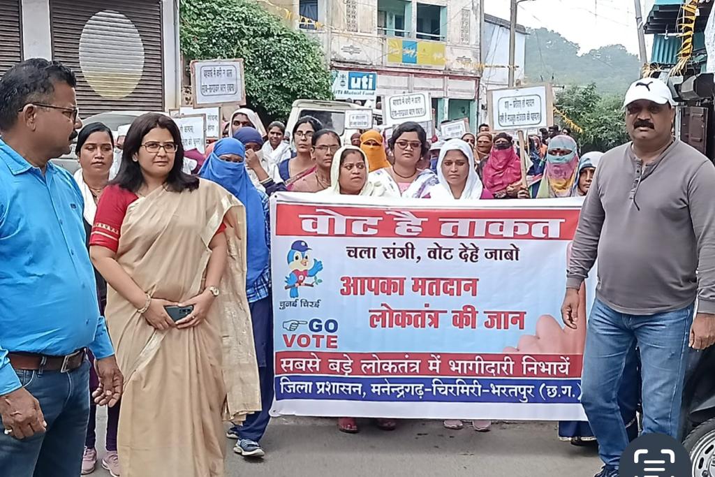 मतदाता जागरूकता अभियान के तहत स्वच्छता दीदियों ने निकाली रैली