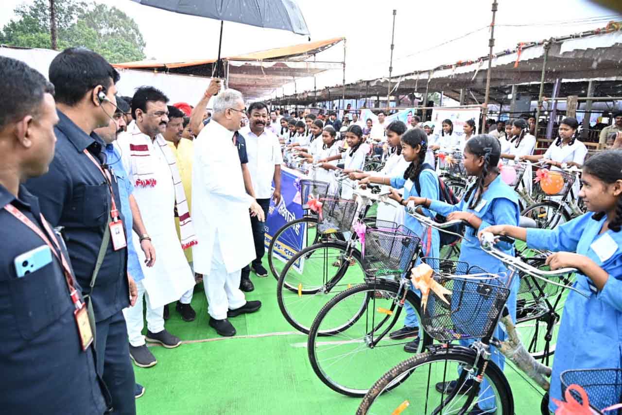 मुख्यमंत्री द्वारा 50 बालिकाओं को सरस्वती साइकिल योजना के तहत साइकिल प्रदान किये गए
