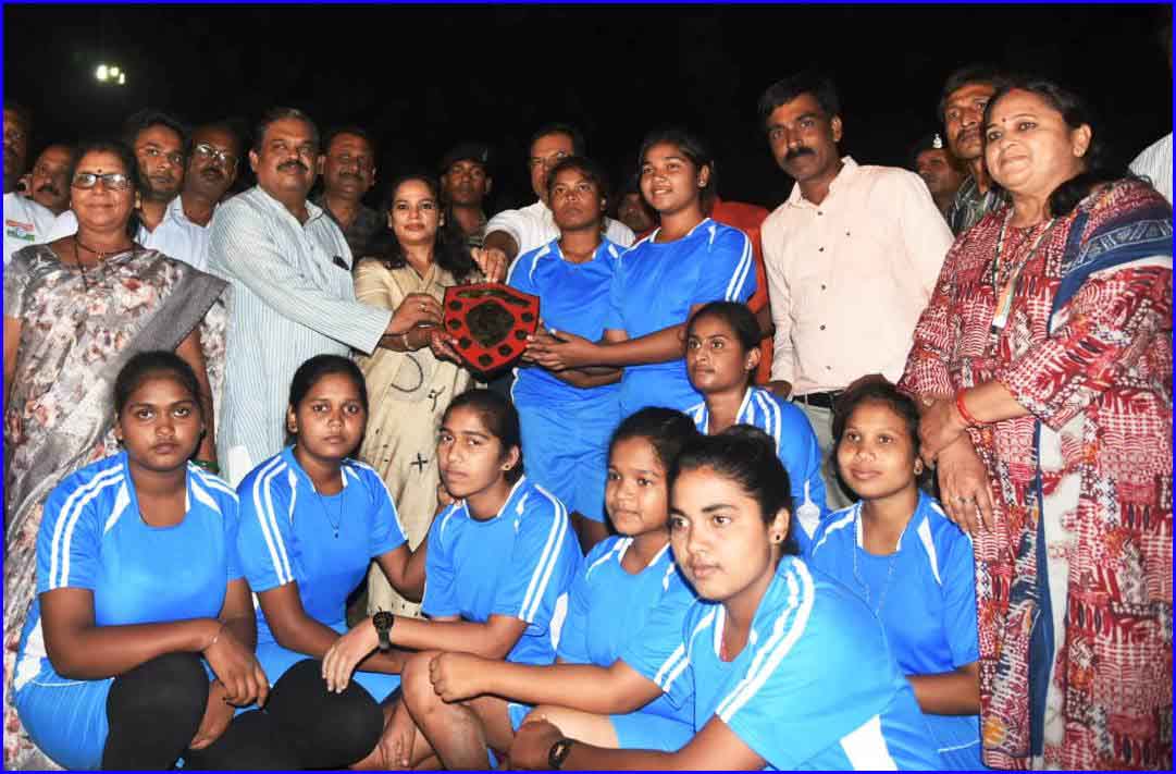 मुख्यमंत्री श्री भूपेश बघेल के अद्भुत विजन से लोक खेल फिर आए प्रचलन में, सभी खिलाड़ी राज्य स्तर पर सरगुजा का नाम करें रोशन – संभागायुक्त श्रीमती शिखा