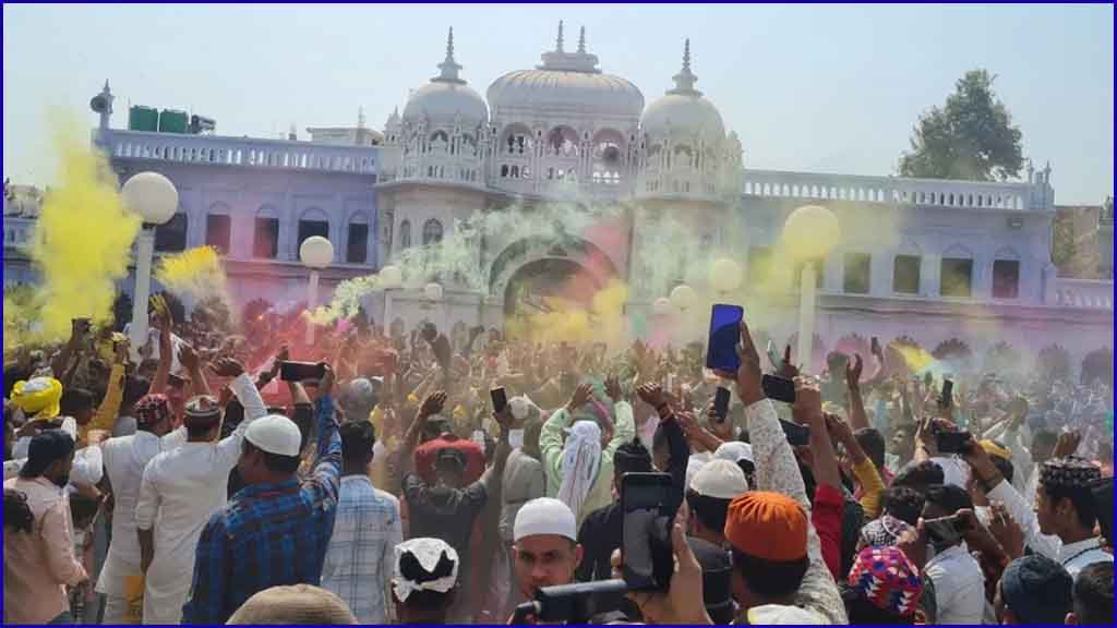 कौमी एकता की मिसाल बनी ये दरगाह, यहां हिंदू-मुस्लिम ने एक-दूसरे को लगाया गुलाल