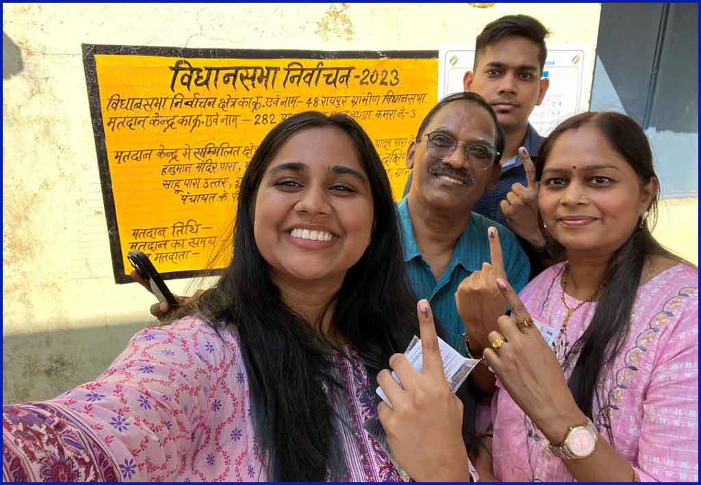 अमेरिका से रायपुर आकर युवा मतदाता अभिषेक वर्मा  ने किया मतदान