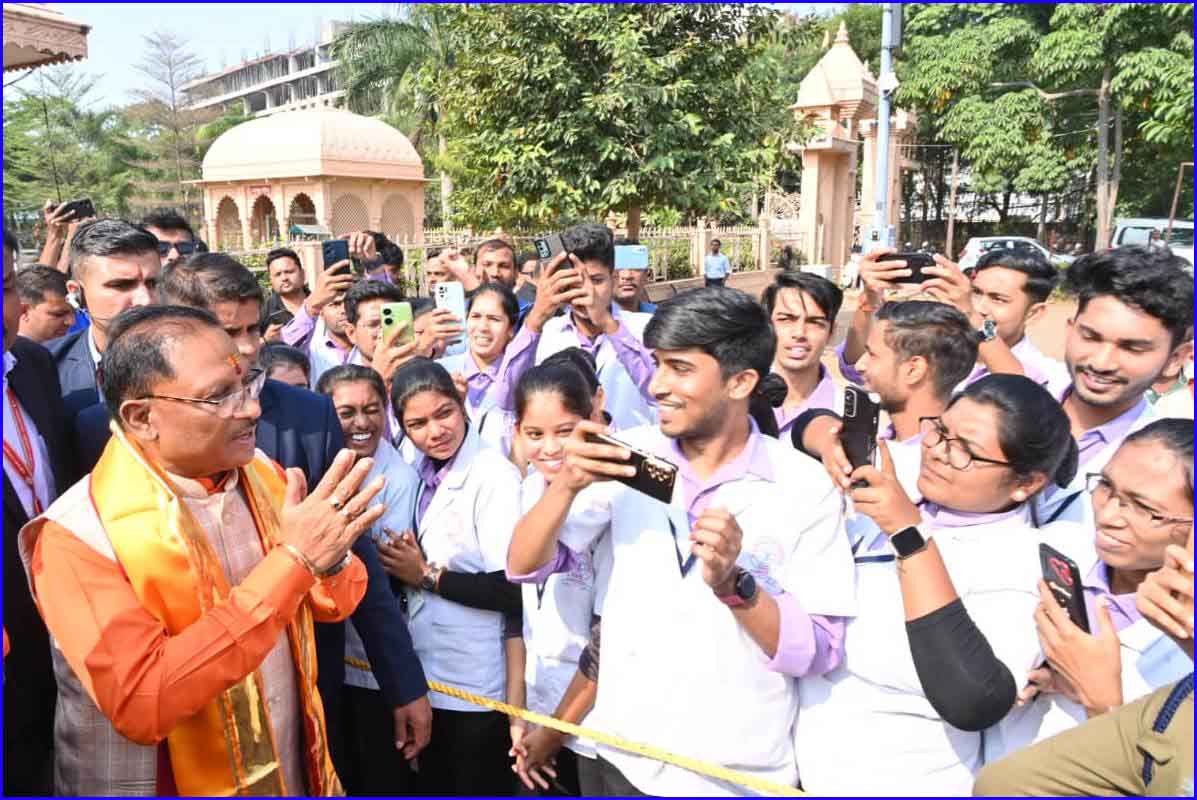 अपने बीच मुख्यमंत्री को पाकर खुश हुए युवा, मुख्यमंत्री को दी बधाई