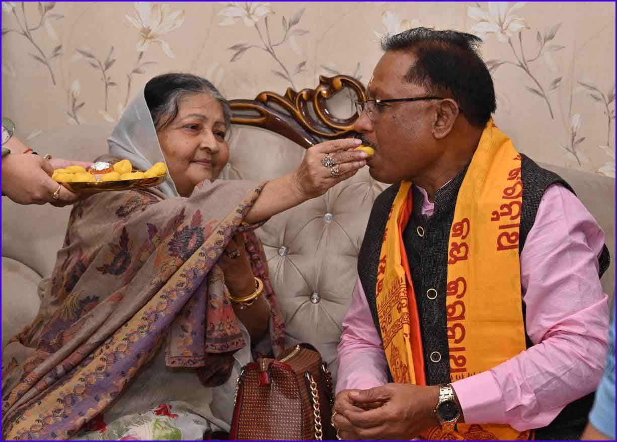 मुख्यमंत्री श्री विष्णु देव साय ने श्रीमती माधवी देवी से आशीर्वाद ग्रहण किया