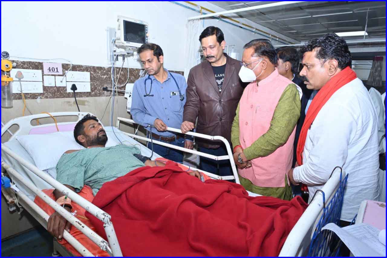 मुख्यमंत्री श्री विष्णु देव साय घायल जवानों से मिलने पहुंचे अस्पताल