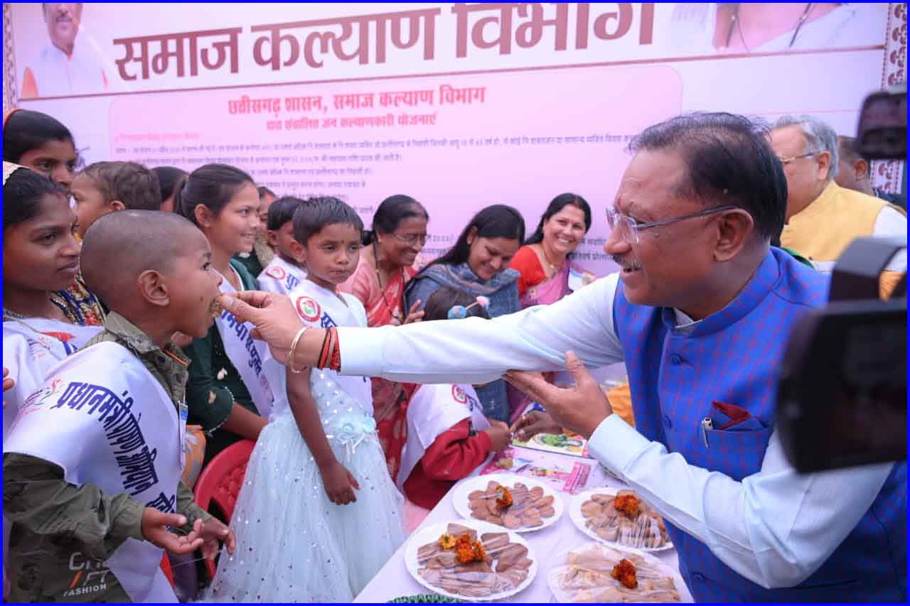बच्चों के हाथों में केक देखकर मुख्यमंत्री ने पूछा किसका जन्मदिन है, बच्चों का जवाब सुनकर उन्होंने खुद काटा केक