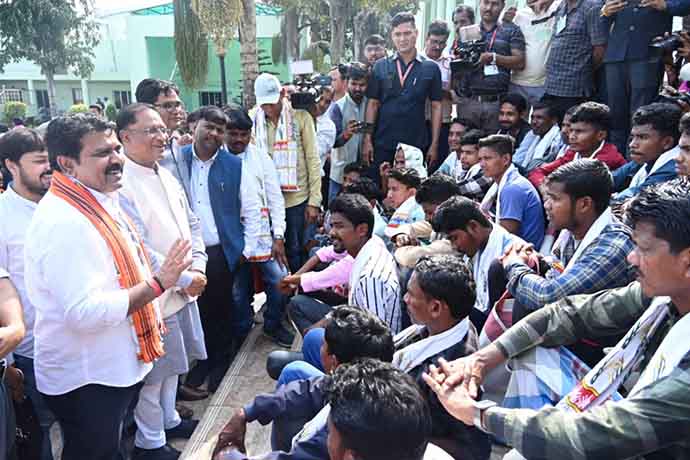 हिड़मा के गांव के लोगों को मुख्यमंत्री ने दिखाया लोकतंत्र का मंदिर