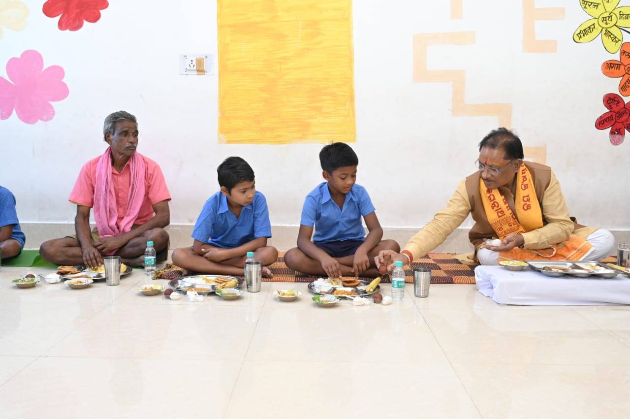 जन्मदिन पर मुख्यमंत्री श्री साय का न्योता भोज, अपनी थाली की मिठाई बाजू में बैठे बच्चों को दे दी