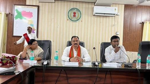 स्वास्थ्य मंत्री श्री श्याम बिहारी जायसवाल ने ली मनेंद्रगढ़ में जिला अधिकरियों की समीक्षा बैठक