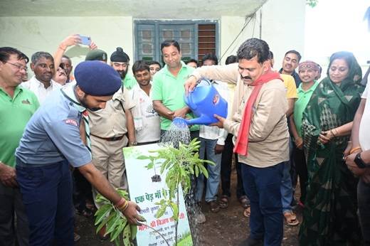 प्रकृति को हरा भरा बनाना है, एक पेड़ मां के नाम लगाना है-उपमुख्यमंत्री श्री विजय शर्मा