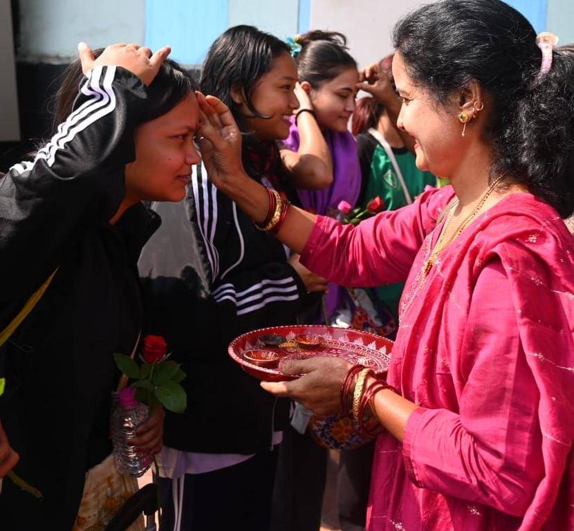 जनजातीय गौरव दिवस पर प्रस्तुति देने अरूणाचल प्रदेश, उत्तराखण्ड, तेलंगाना, राजस्थान और सिक्किम के आदिवासी नर्तक दल रायपुर पहुँचे