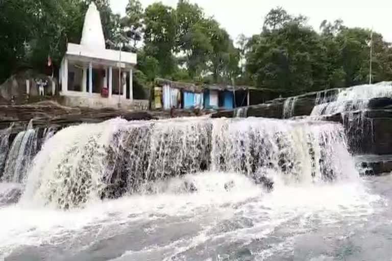 मन को तरोताजा कर देगी हरी-भरी वादियों में बहने वाली नरहरा जलप्रपात